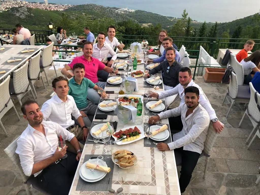 Gemeinsames Essen mit der LIONS LEAGUE auf Reisen